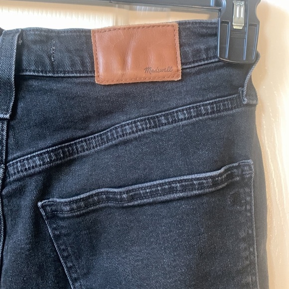 Madewell The Mom Jean Distressed Cropped in Raney Wash Knee-Rip Black size 26 - Picture 6 of 16